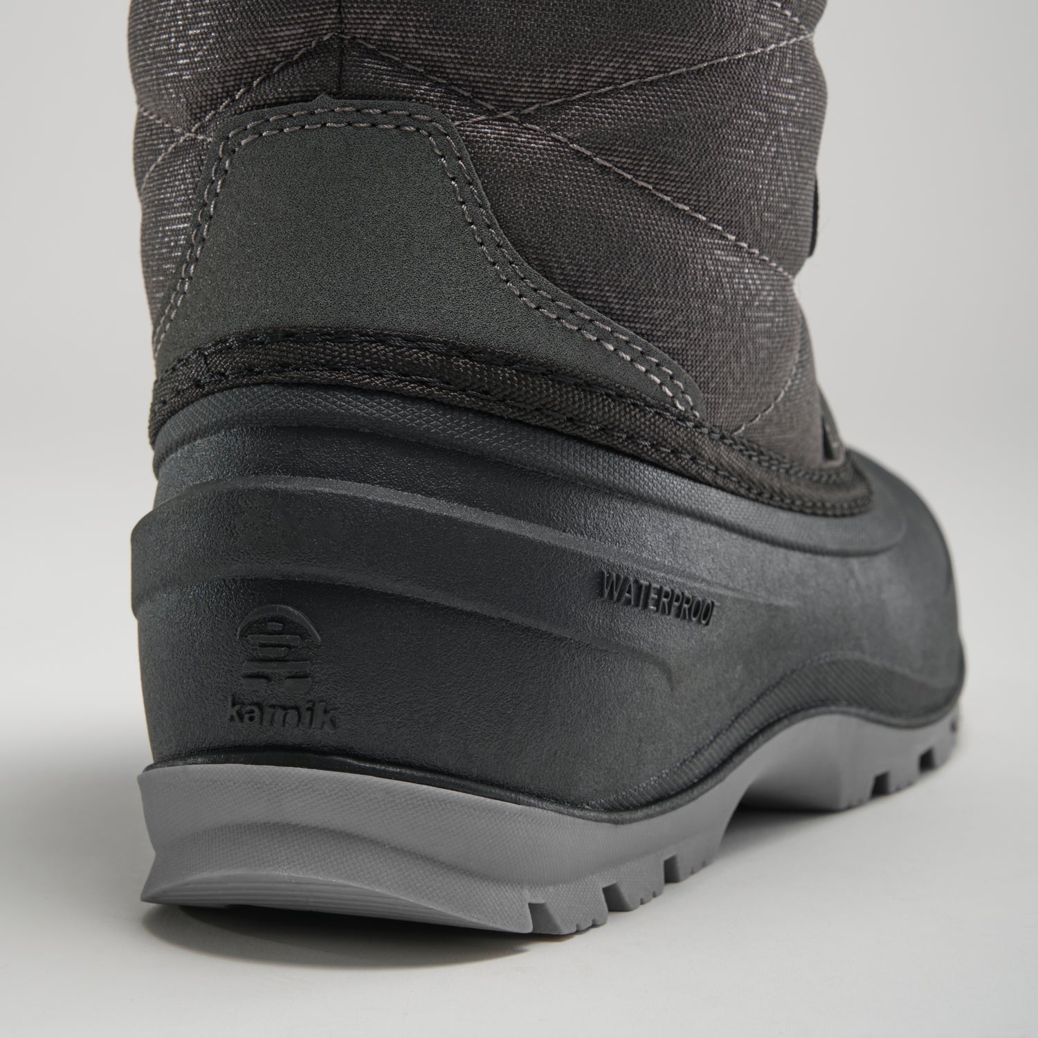 Charcoal,Charbon : Momentum Low 2 Women's Winter Boots - Close-up Back View
