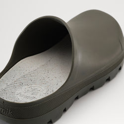 Dark Olive,Olive foncé : Nova Waterproof Unisex Clogs - Back View