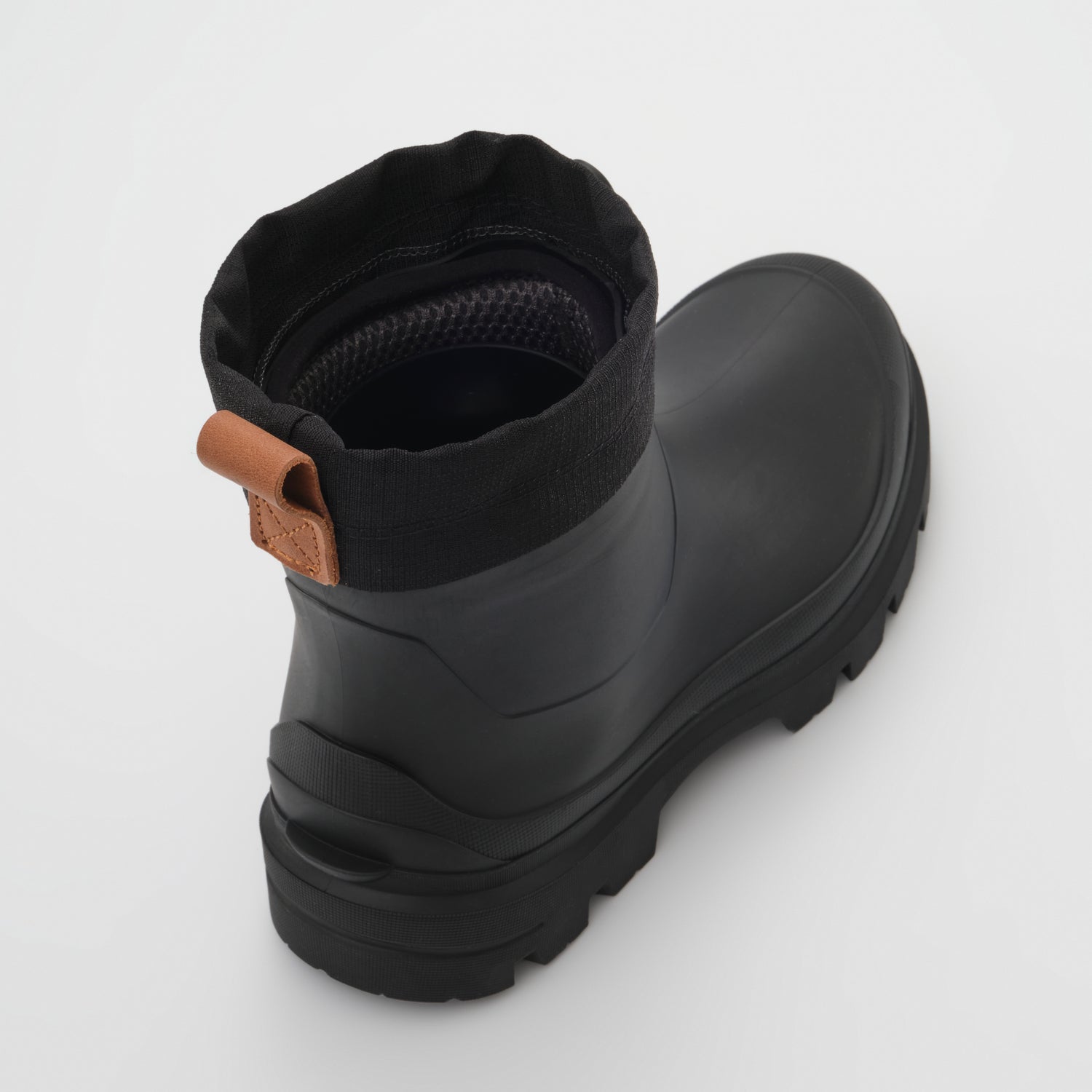 Black,Noir : Tundra Mid Men's Winter Boots - Three-Quarter Back View